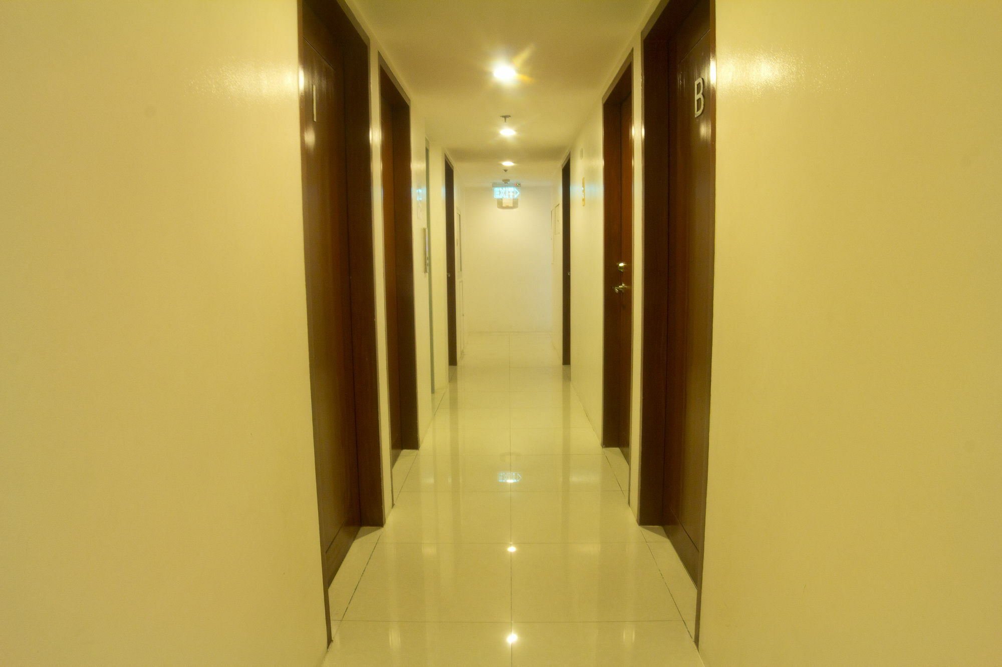 Oyo 893 Dian Suites Makati Manila Exterior photo